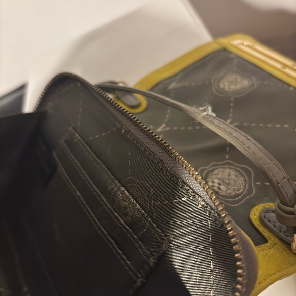 Vince Camuto Leather Crossbody Bag in yellow/gray leather. Silk lining. - Picture 5 of 10